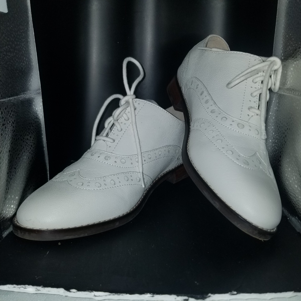 Vionic 356 Hadley white wingtips size 8